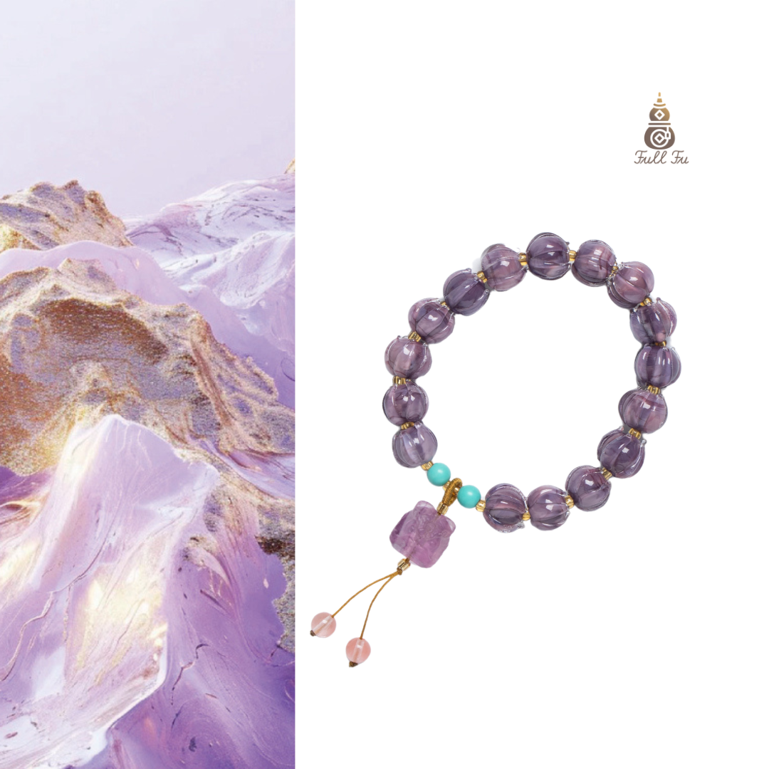 I braccialetti in vetro smaltato viola raffigurano un fiore di loto che simboleggia la "buona fortuna" ed è pieno di energia positiva.