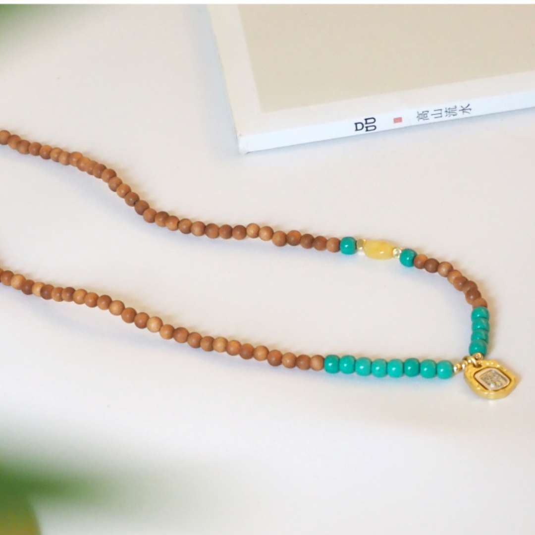 Collana in cera d'api e legno di sandalo