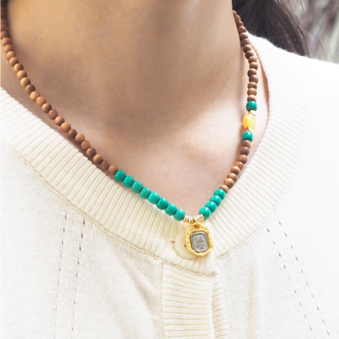 Collana in cera d'api e legno di sandalo