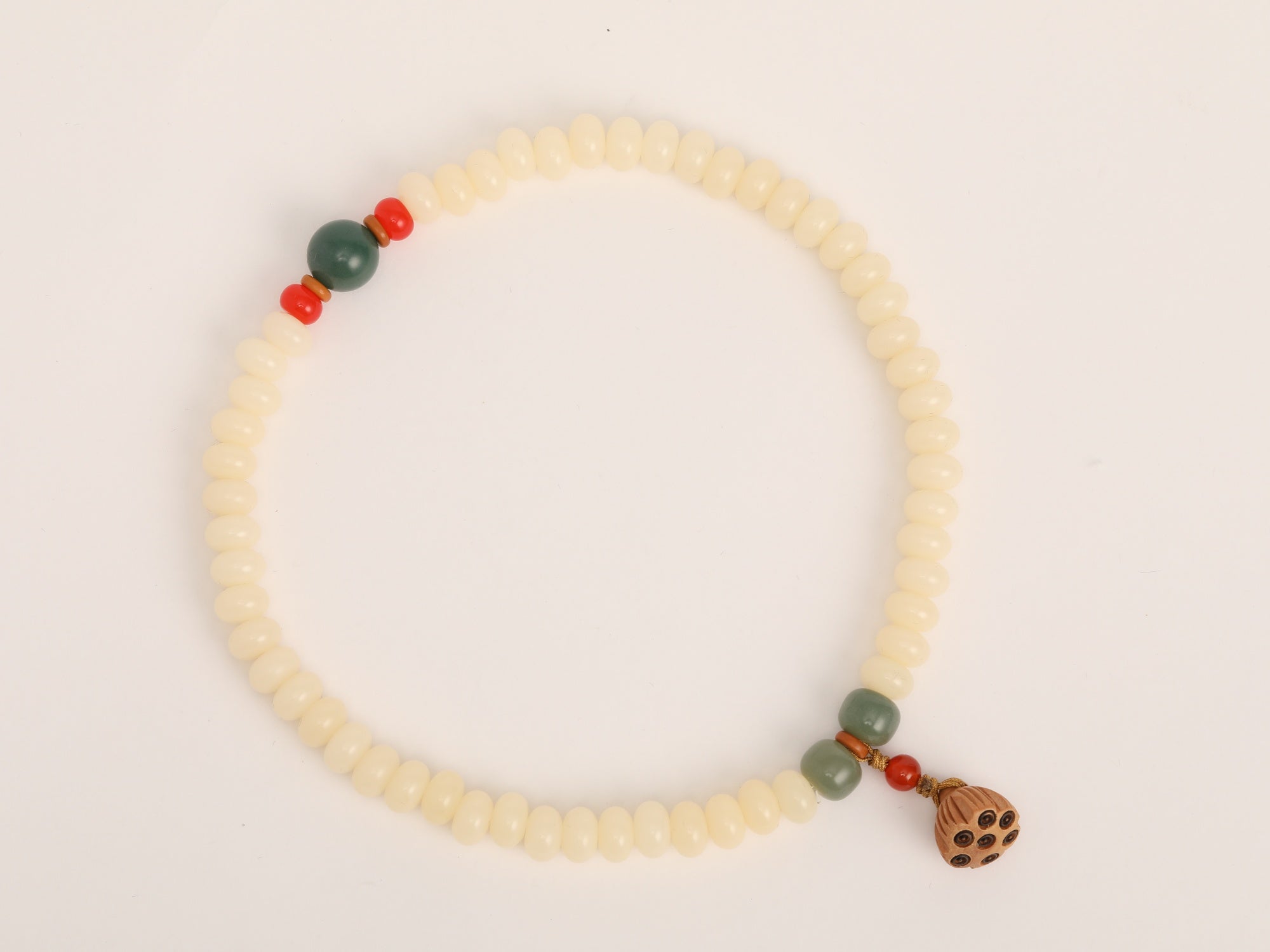 I braccialetti Golden Moon Bodhi Root aggiungono un tocco di saggezza zen alla tranquillità.