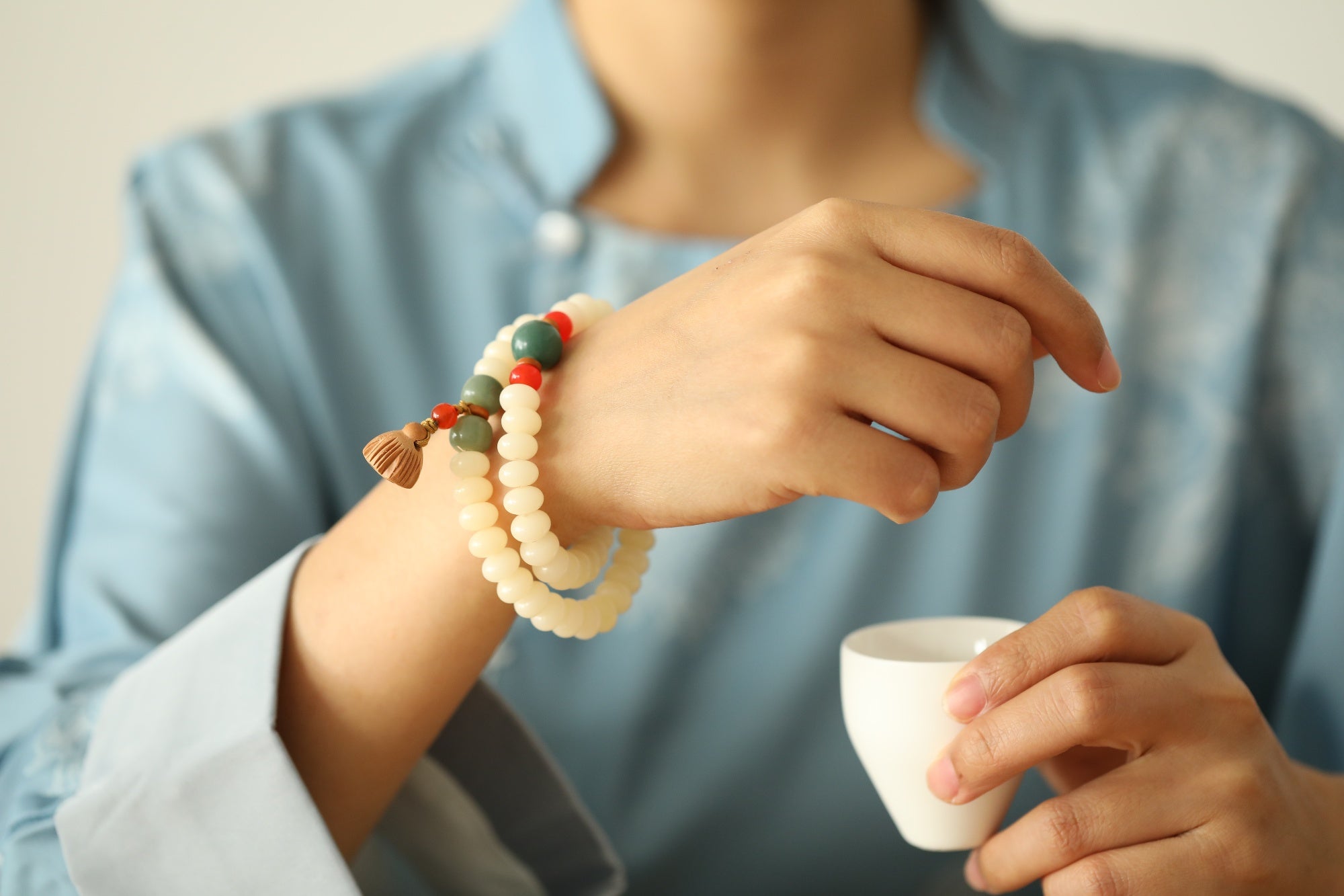 Collana Bodhi in giada bianca con luna d'argento