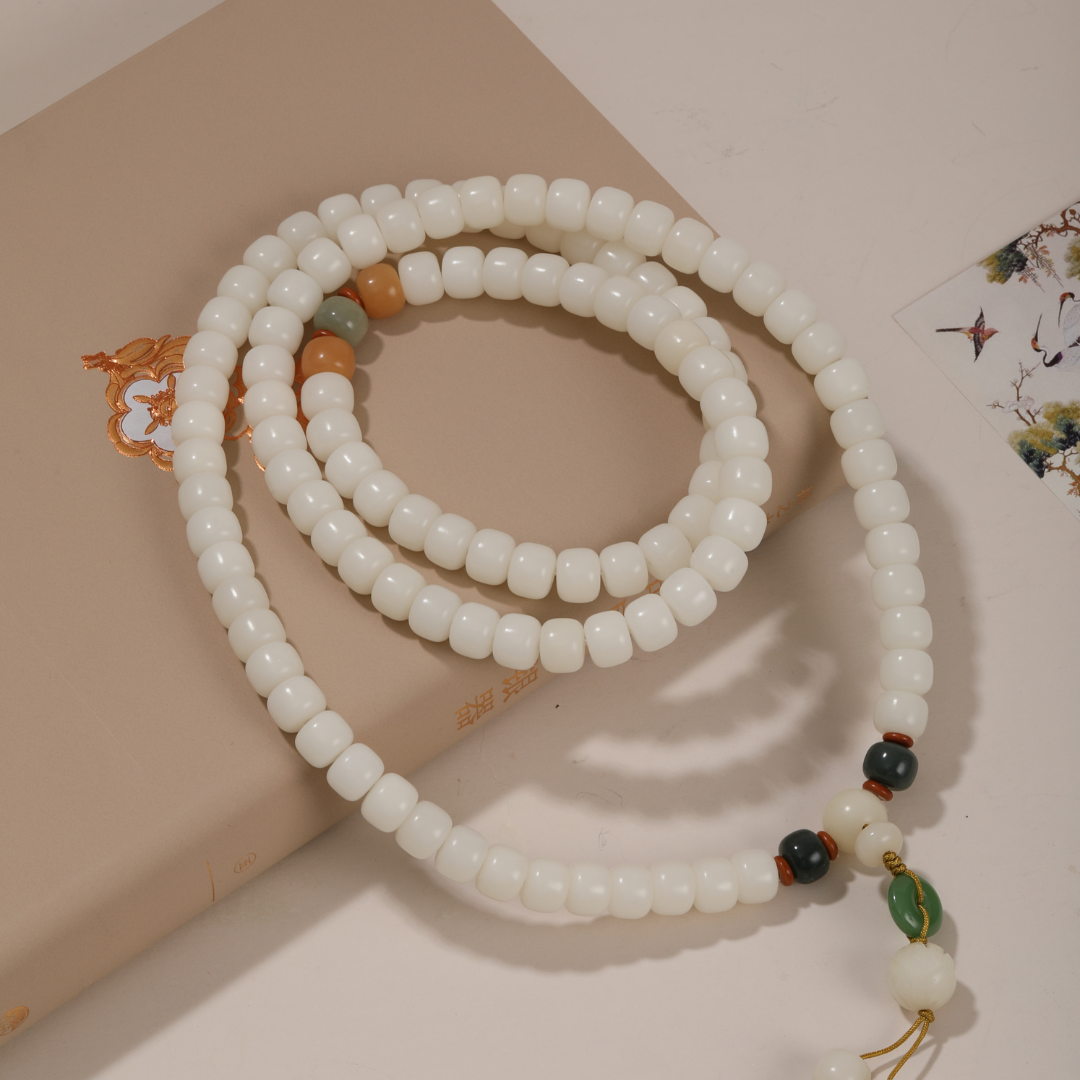 Collana Bodhi in giada bianca con luna d'argento