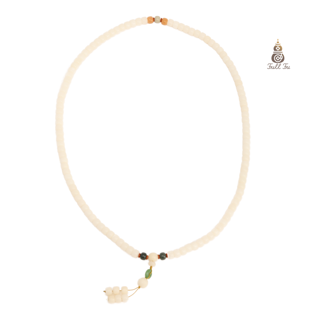 Collana Bodhi in giada bianca con luna d'argento