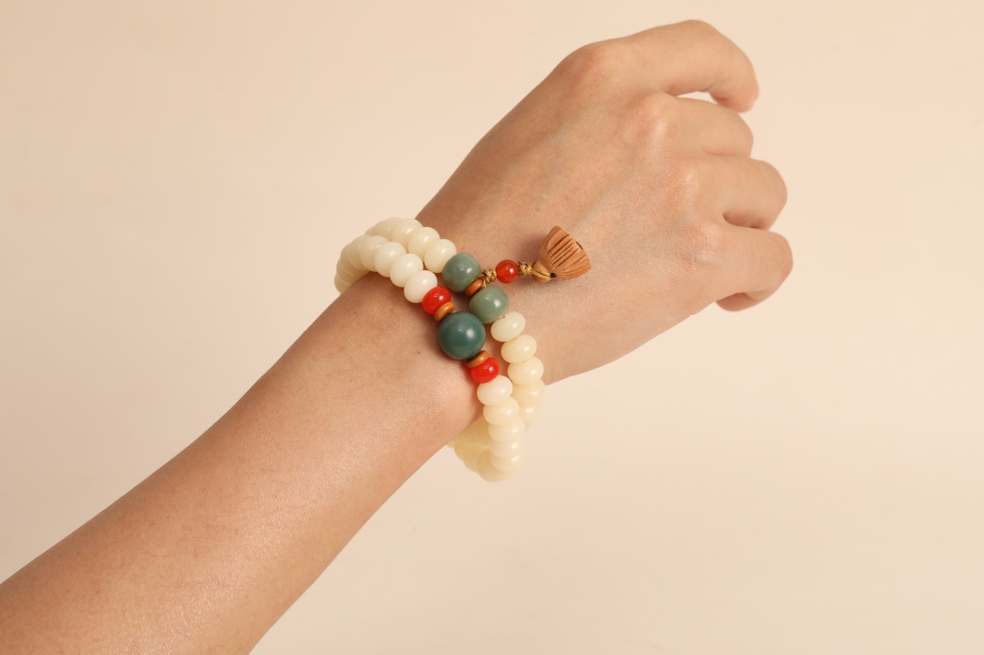 I braccialetti Golden Moon Bodhi Root aggiungono un tocco di saggezza zen alla tranquillità.