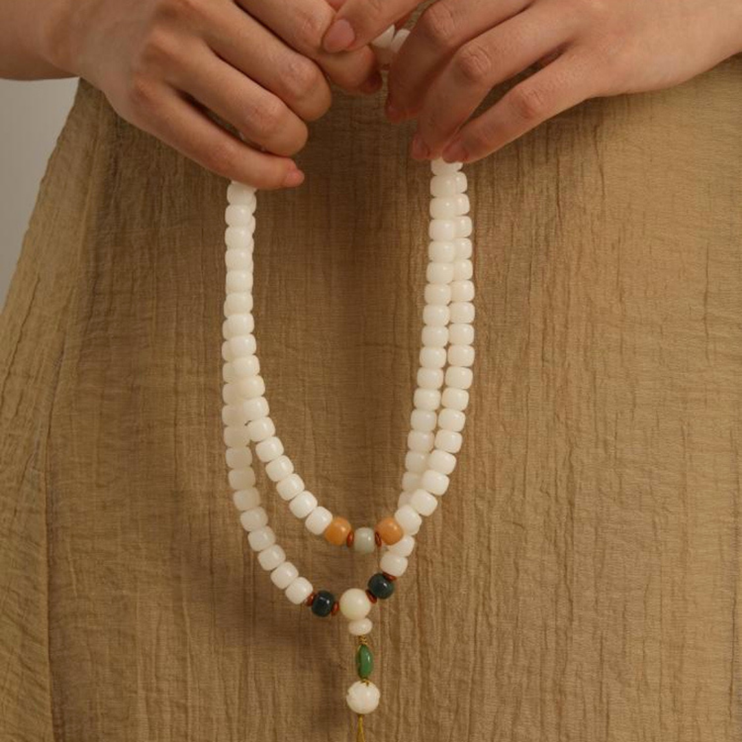 Collana Bodhi in giada bianca con luna d'argento