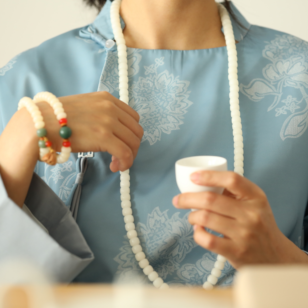 Collana Bodhi in giada bianca con luna d'argento