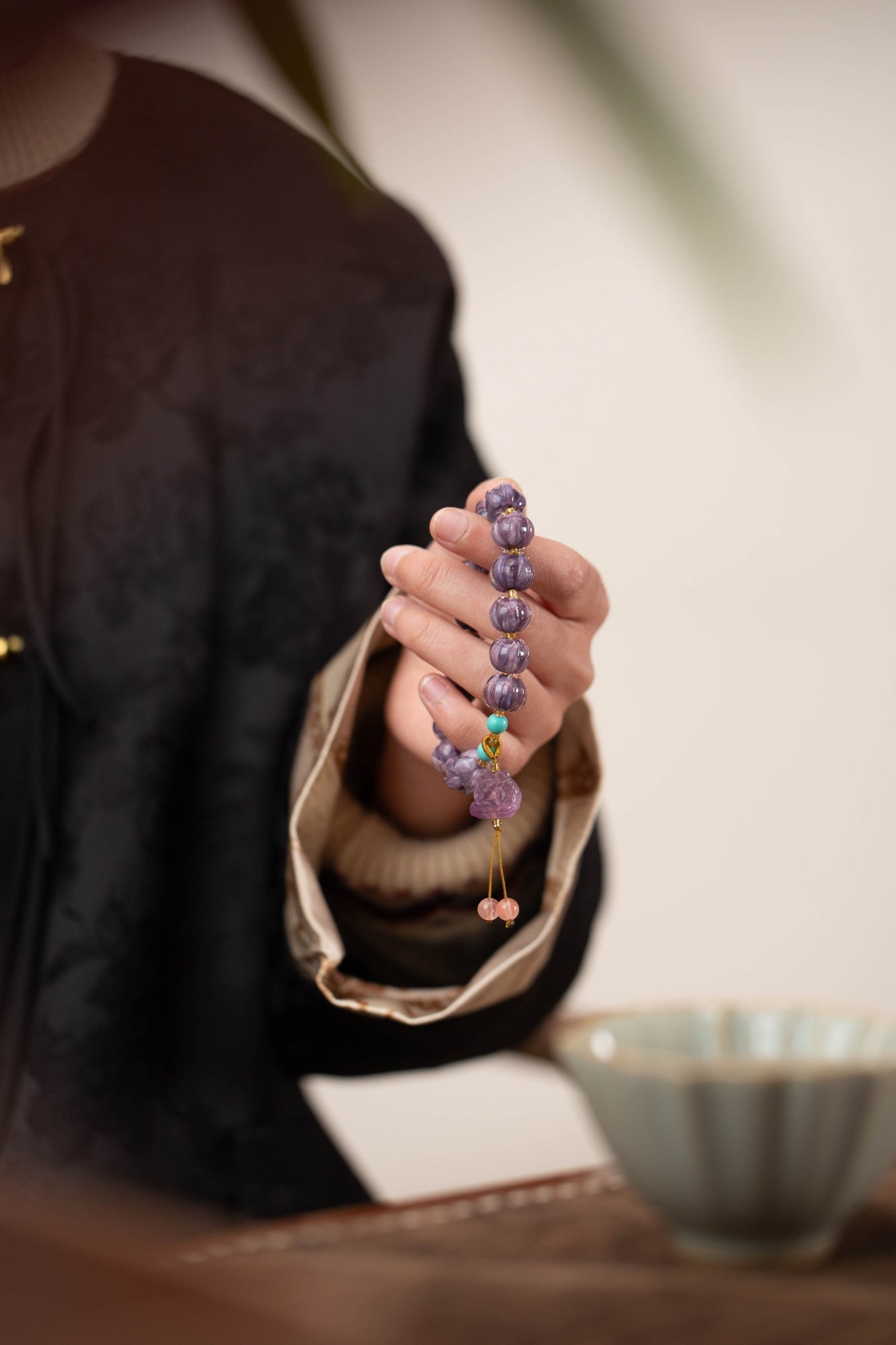 I braccialetti in vetro smaltato viola raffigurano un fiore di loto che simboleggia la "buona fortuna" ed è pieno di energia positiva.